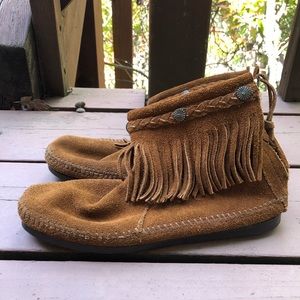 Minnetonka ankle moccasins booties tan brown suede back zip 7.5